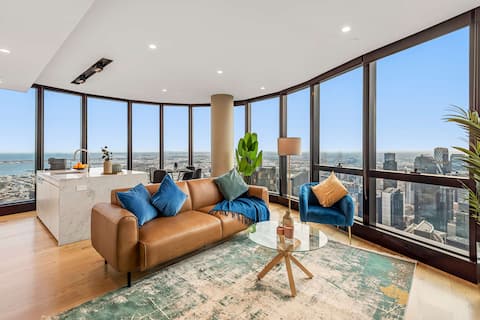 Top performing Airbnb: Live in the clouds! 3BD luxury apt. in Southbank. in Southbank
