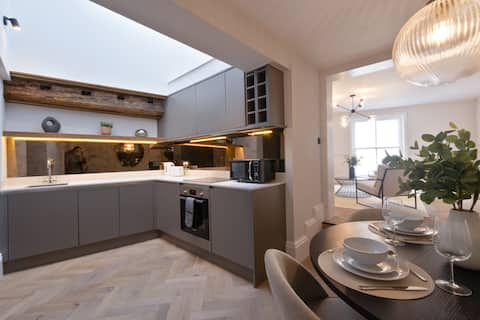 Top performing Airbnb: Entire 1 Bed Apartment - City Centre in Clifton Without
