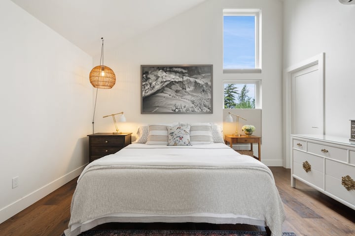 Một nơi ấm cúng để nghỉ ngơi với tông màu ấm áp, trần nhà cao và tầm nhìn ra vườn.