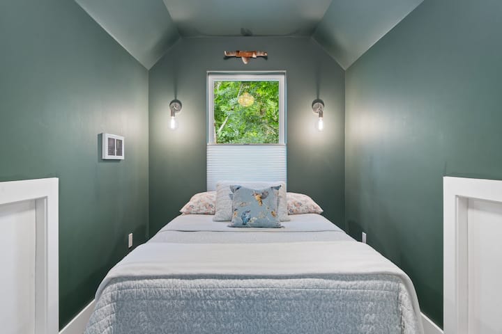 Nhỏ nhưng thanh bình, Arroyo có giường đầy đủ và tông màu mềm mại hoàn hảo để thư giãn.