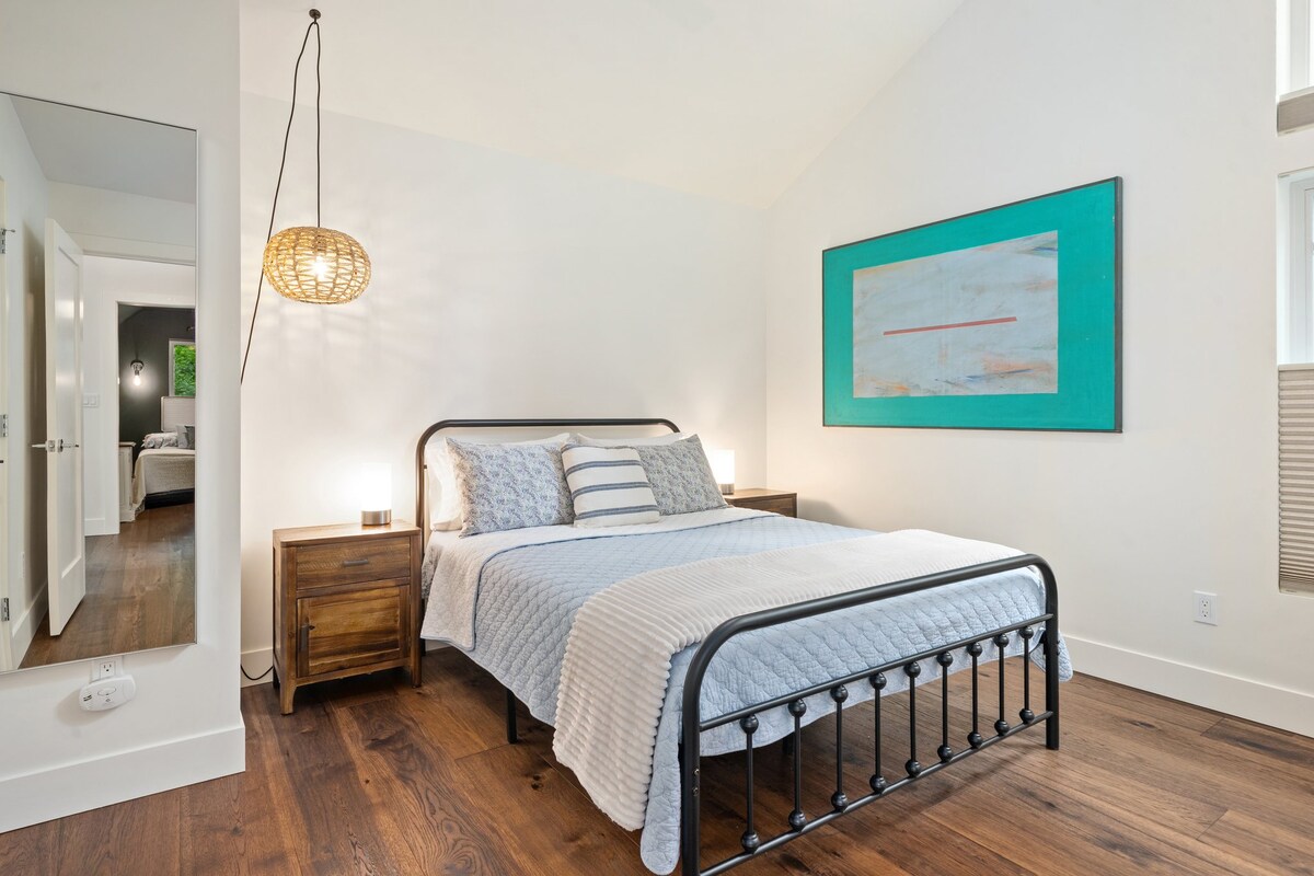 Baker Suite apartamentuose yra dvigulė lova, linksmos spalvos ir jauki atmosfera.