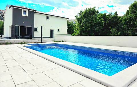 Gorgeous home in Baska