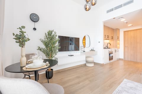 Top performing Airbnb: Studio Close to Park, Short Drive to Al Qudra Lake in Al Yalayis 2
