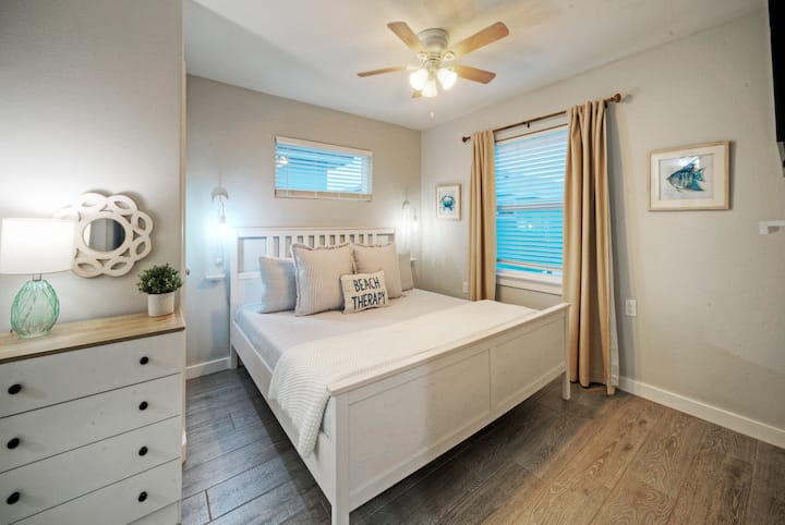 Спална соба 2 со брачен кревет (широк 150-179 см), телевизор и пристап до сопствена бања.
