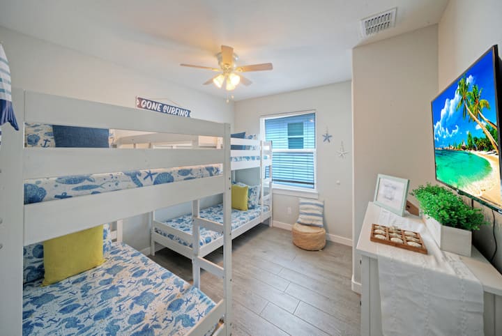 Спална соба 4 со брачен кревет (широк 150-179 см), телевизор и пристап до сопствена бања.
