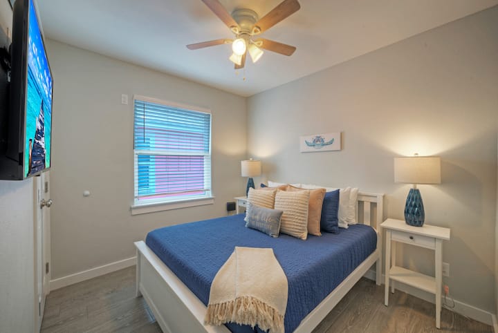 Спална соба 3 со брачен кревет (широк 150-179 см) и пристап до заедничка бања.
