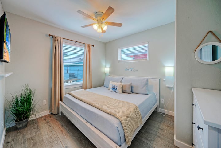 Главна спална соба со брачен кревет (широк 150-179 см), телевизор и пристап до сопствена бања.
