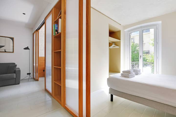 Prva spavaća soba s bračnim krevetom