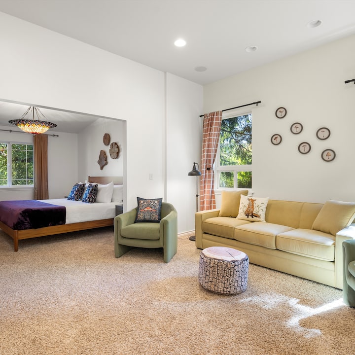 חדר שינה ראשי עם ספה נפתחת בגודל קווין סייז