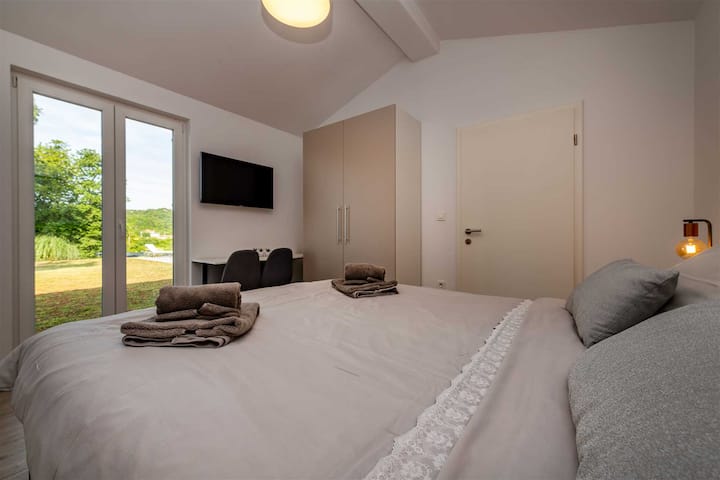 Გაიღვიძეთ ამ ნათელ და ელეგანტურ დედოფლის საძინებელში.