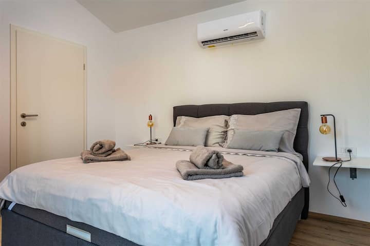 Ჩაიძირეთ კომფორტულად – პლუშის ზომის საწოლი ისტრიული ღამეებისთვის.