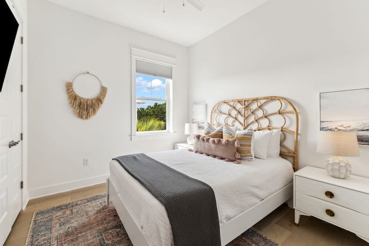 Gastenkamer met queensize bed aan de kust