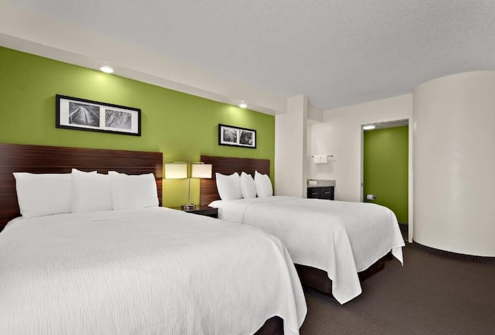 2 Cozy Rooms Near Attractions | W/ Pool & Parking! - Wesley Chapel, FL