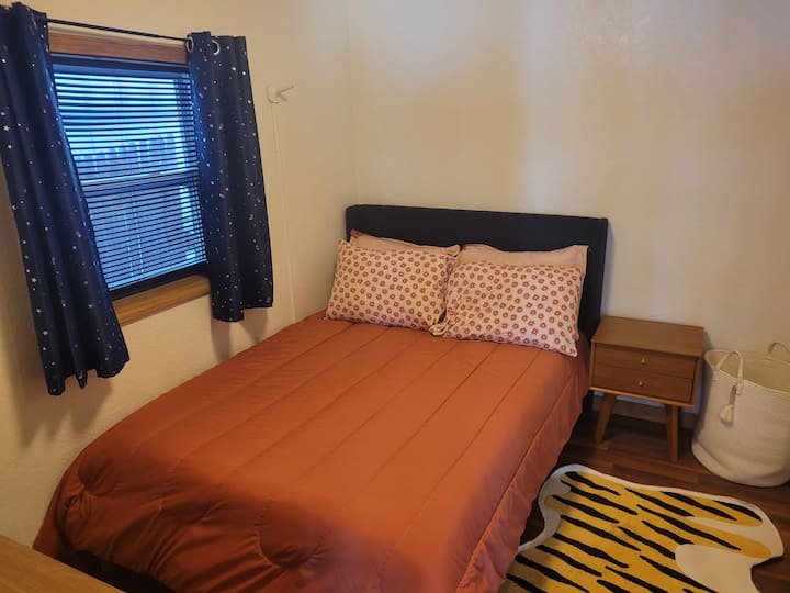 DORMITORIO 2: el cómodo y acogedor dormitorio de la planta principal con una cama de tamaño completo.  También incluye un aparato de aire acondicionado de ventana.