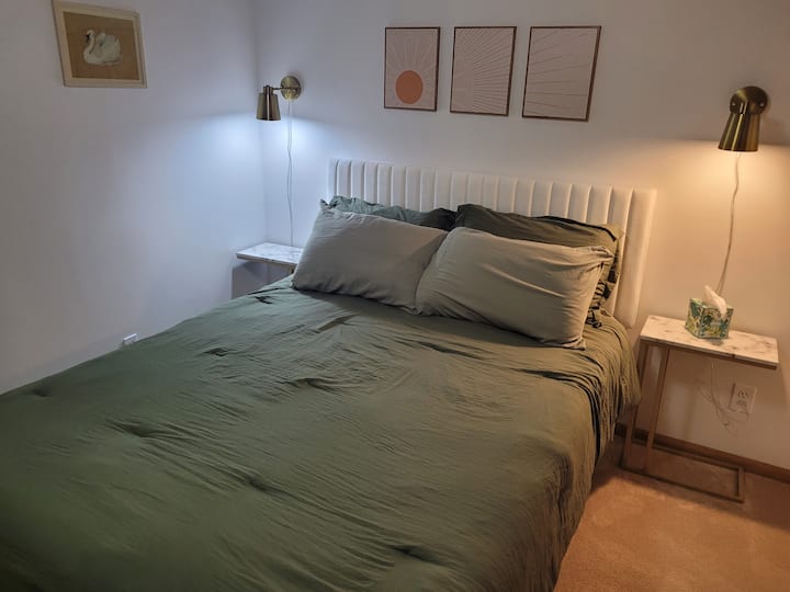 DORMITORIO 3: el dormitorio del sótano con una cómoda cama tamaño queen