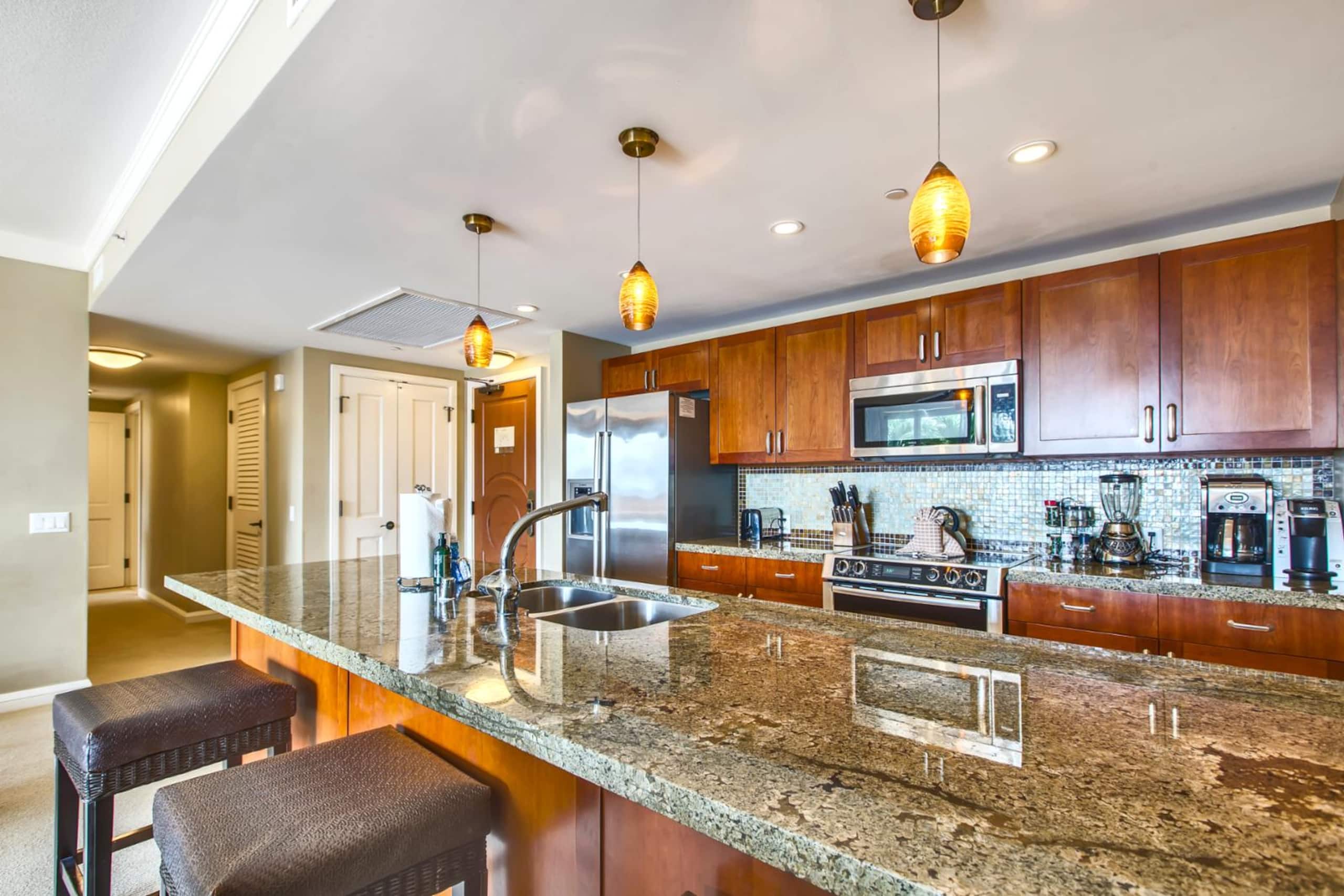 Condo in Lahaina · ★4.4 · 2 bedrooms · 3 beds · 2 baths - Image 3