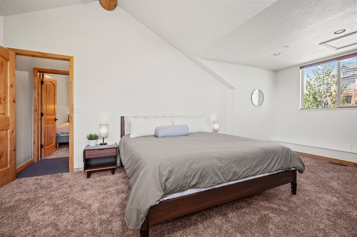 ห้องนอนหลักมีเตียงขนาดคิงไซส์