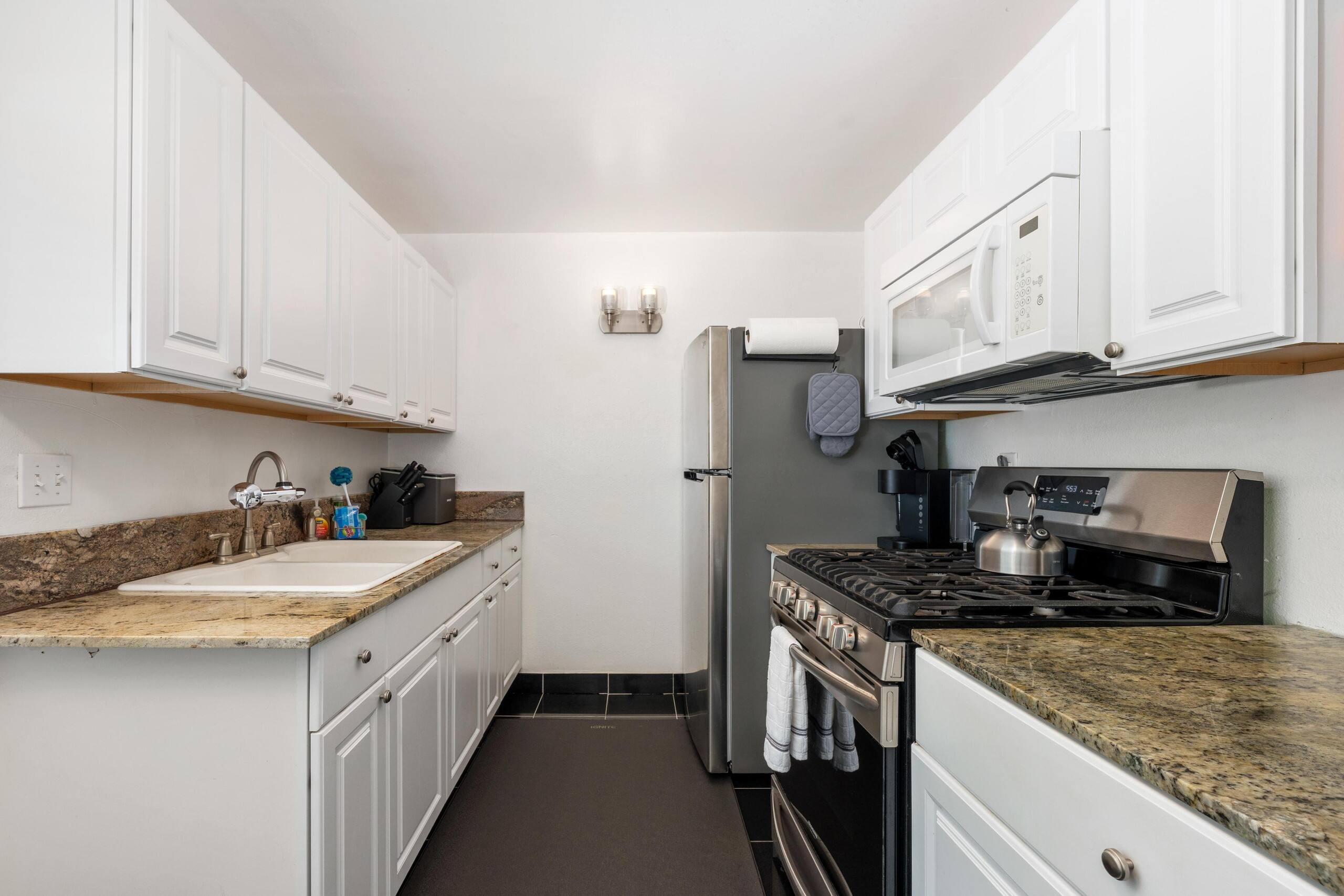 Condo in Kailua-Kona · ★5.0 · 2 bedrooms · 3 beds · 1 shared bath - Image 10
