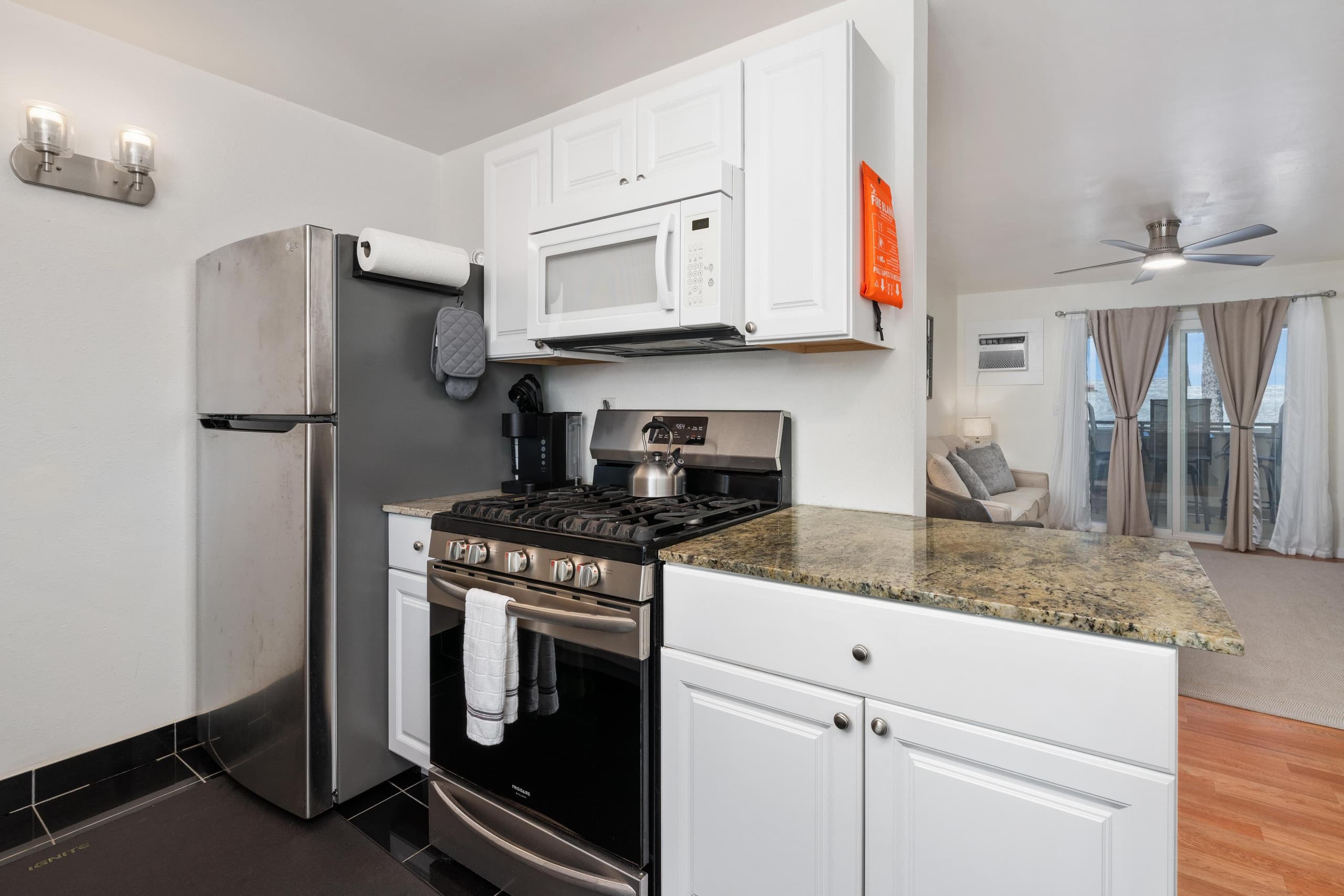 Condo in Kailua-Kona · ★5.0 · 2 bedrooms · 3 beds · 1 shared bath - Image 11