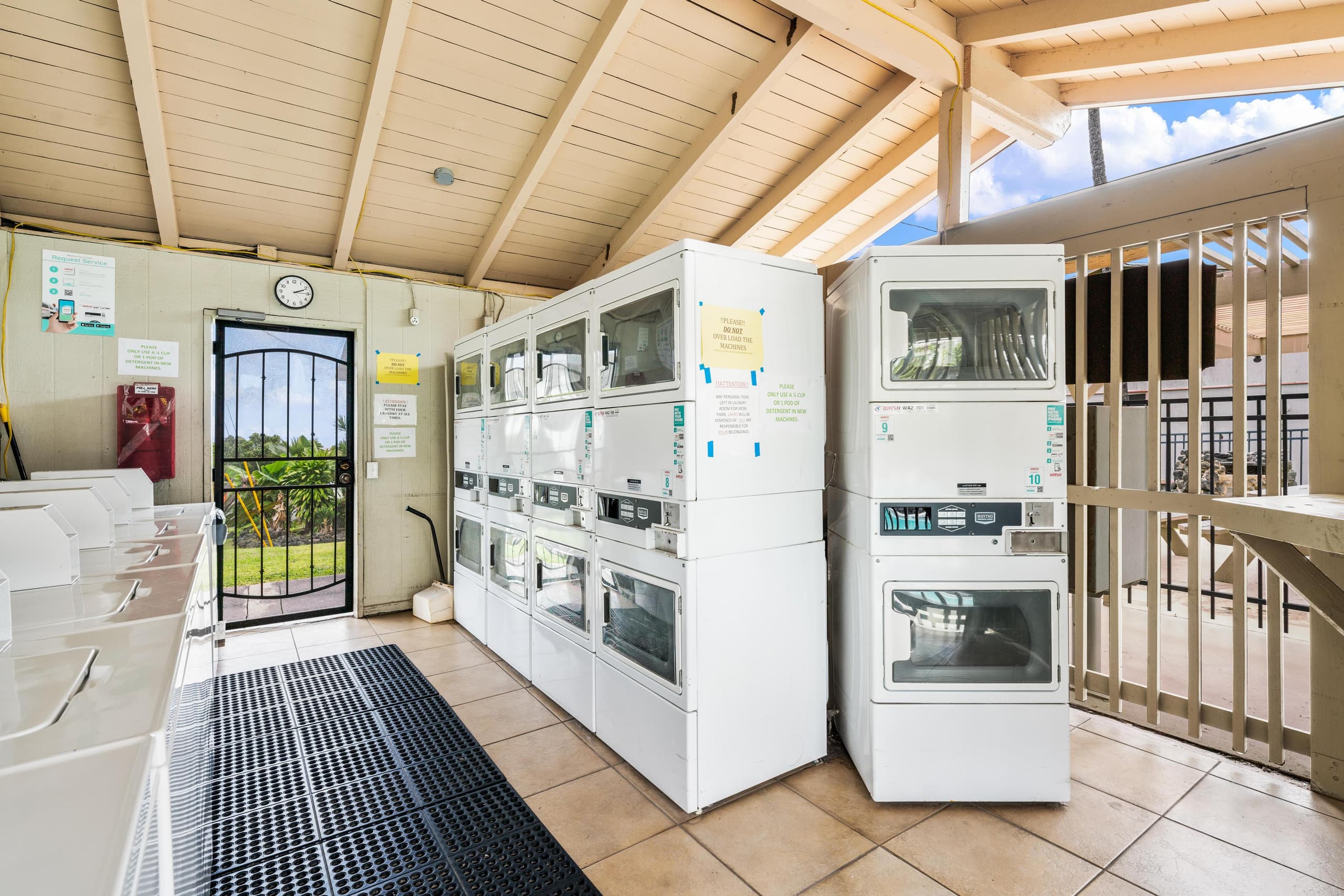 Condo in Kailua-Kona · ★5.0 · 2 bedrooms · 3 beds · 1 shared bath - Image 25