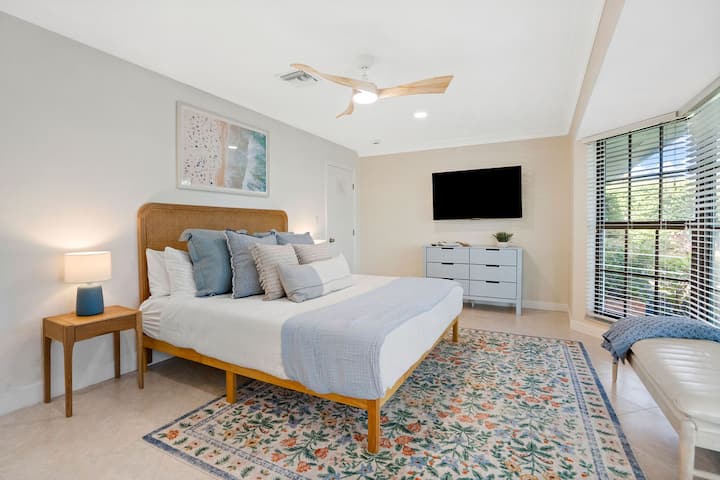 להירגע בנוחות! חדר השינה הנוח הזה מציע מקום מפלט מרגיע עם מיטה נוחה, טלוויזיה חכמה לבידור והרבה אור טבעי. ☀️