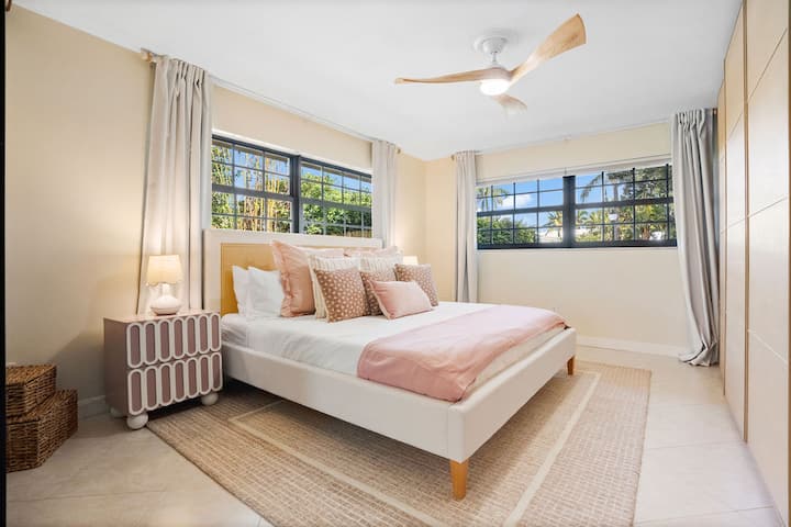 לנוח ולמלא מצברים בחדר השינה השלו ונוח הזה.  עוצב בקפידה לנוחיותכם, זה המקום המושלם להירגע אחרי יום של הרפתקאות. ✨