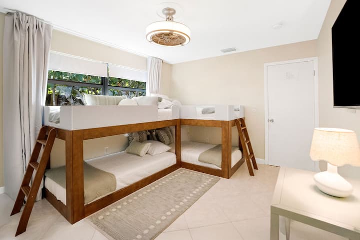 מושלם לקבוצות או למשפחות! חדר המיטות הקומותי המרווח שלנו מציע סידורי לינה נוחים וכיף אינסופי לכולם. זה הזמן להתכונן לאווירה של מסיבת פיג'מות! ️