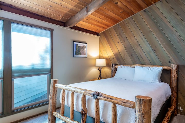 Primer dormitorio de invitados con cama tamaño queen.