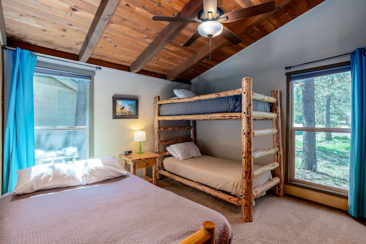 Segundo dormitorio de invitados con literas dobles y una cama completa. 