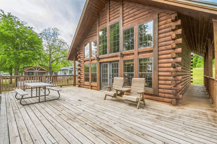 Waters Edge At Roberts Resorts managed Airbnb listing 1