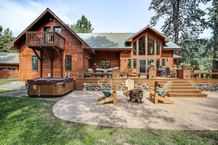 River Lover's Paradise! Luxe Cabin on the Naches