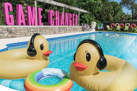 Pool, Hot Tub, Massage Chair, Golf, & Music Vibes!