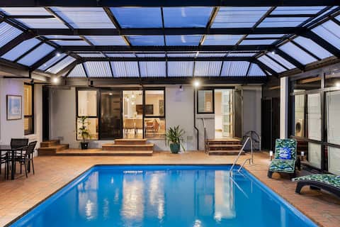 The Pool House - Heated Indoor Pool & BBQ Area