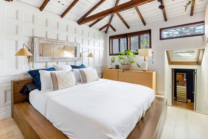 Primarna spavaća soba ima bračni krevet, TV i vlastitu kupaonicu.