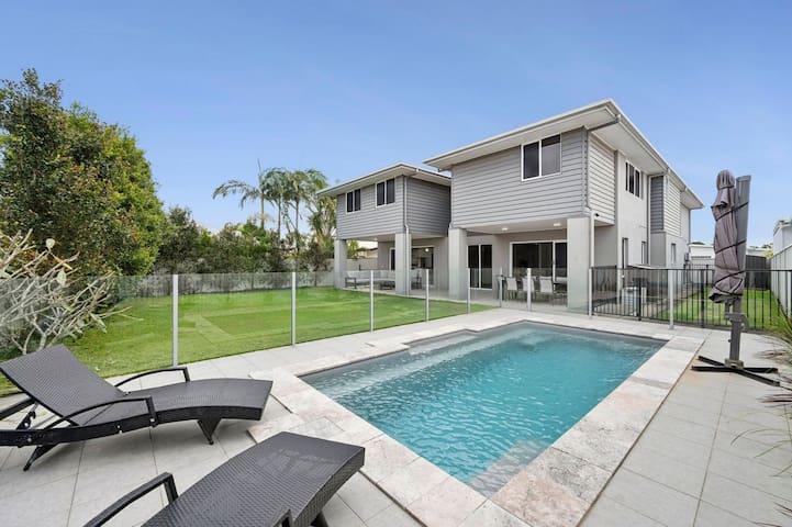Sunset House at Pelican Waters with Heated Pool