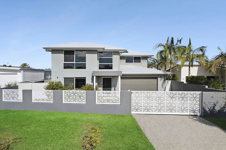 Sunset House at Pelican Waters with Heated Pool gallery image 2