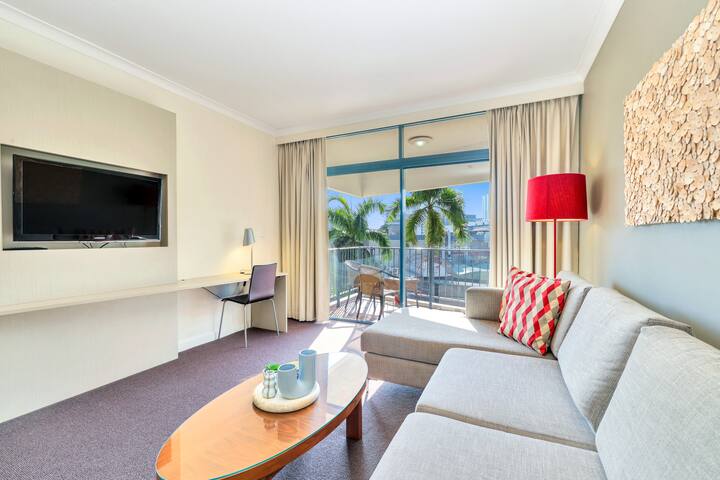 Tropical Escape With Pool, Balcony King Bed - Darwin
