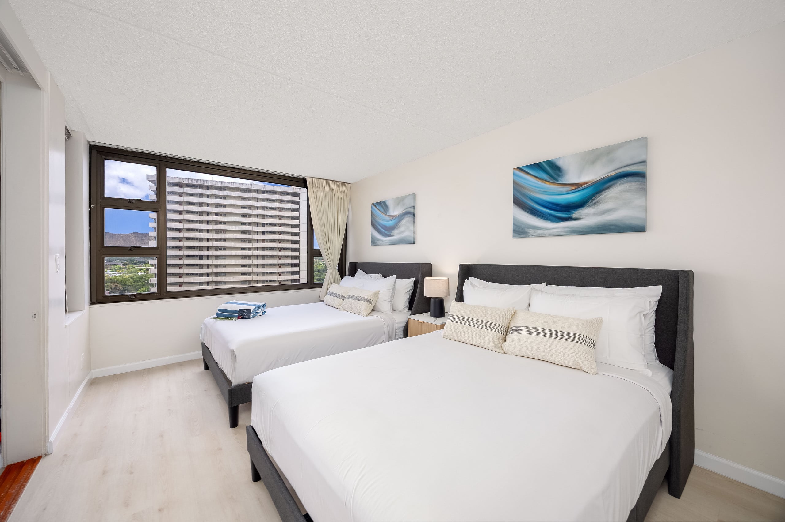 Waikiki condo w/ lanai & mountain views - Image 1
