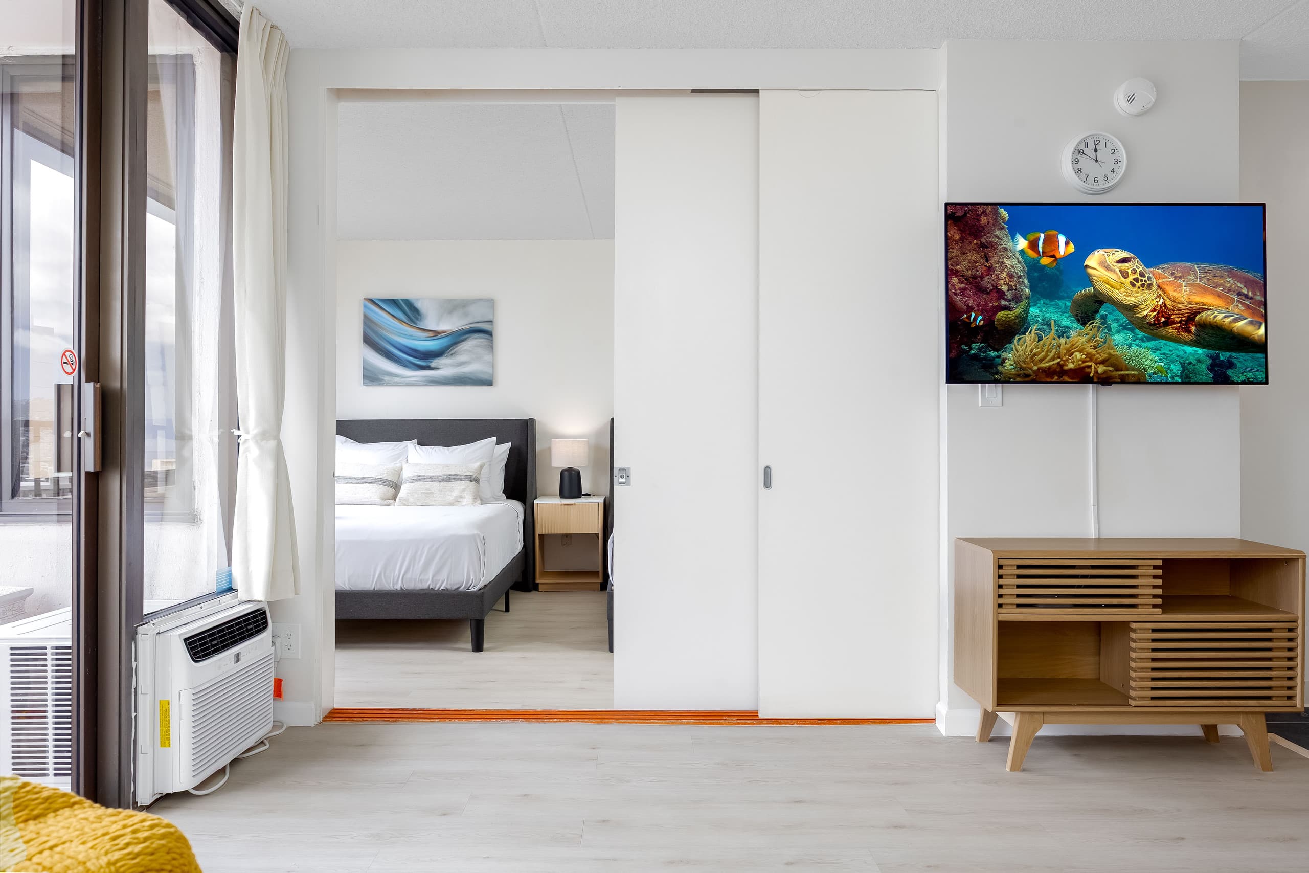 Waikiki condo w/ lanai & mountain views - Image 30