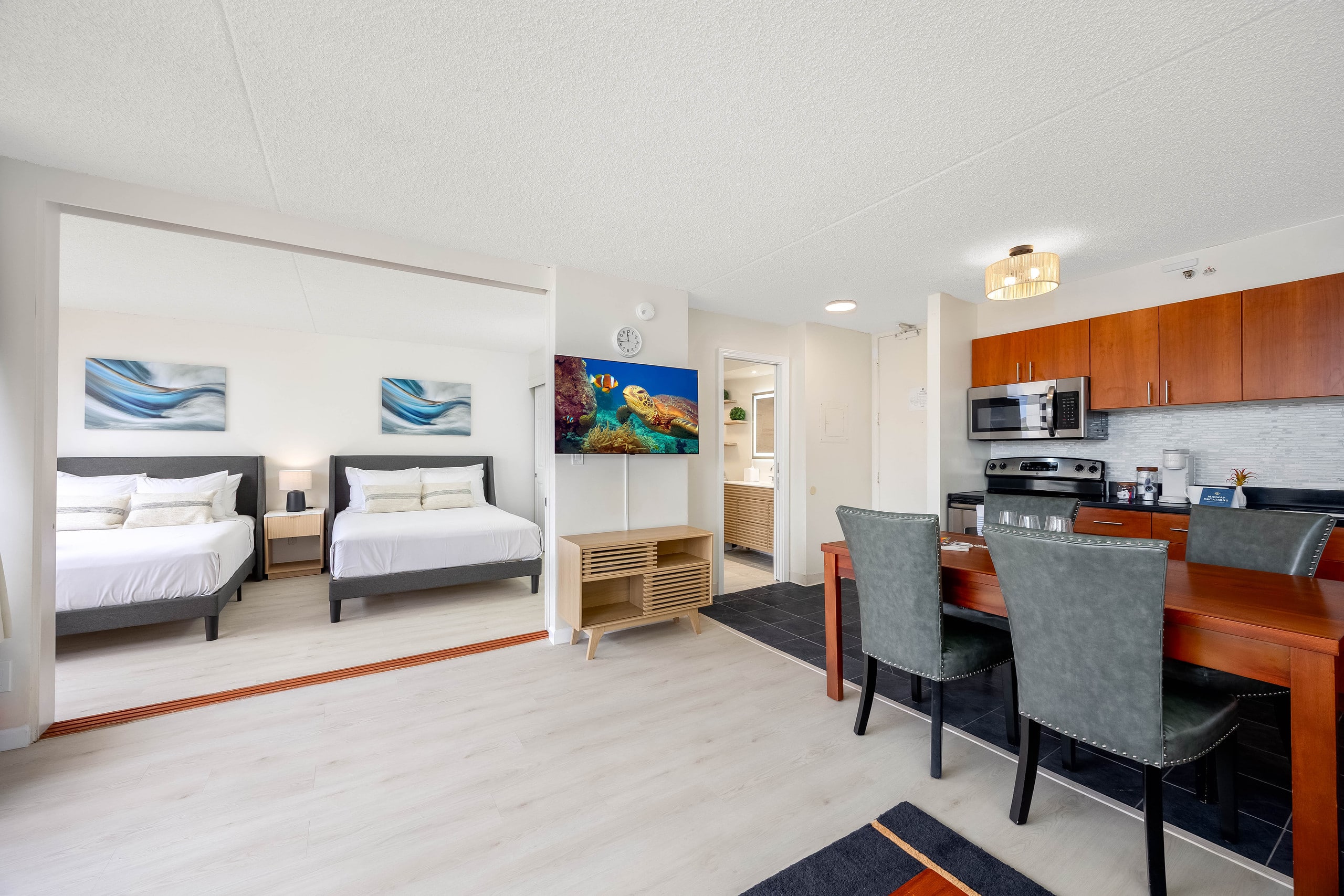 Waikiki condo w/ lanai & mountain views - Image 9