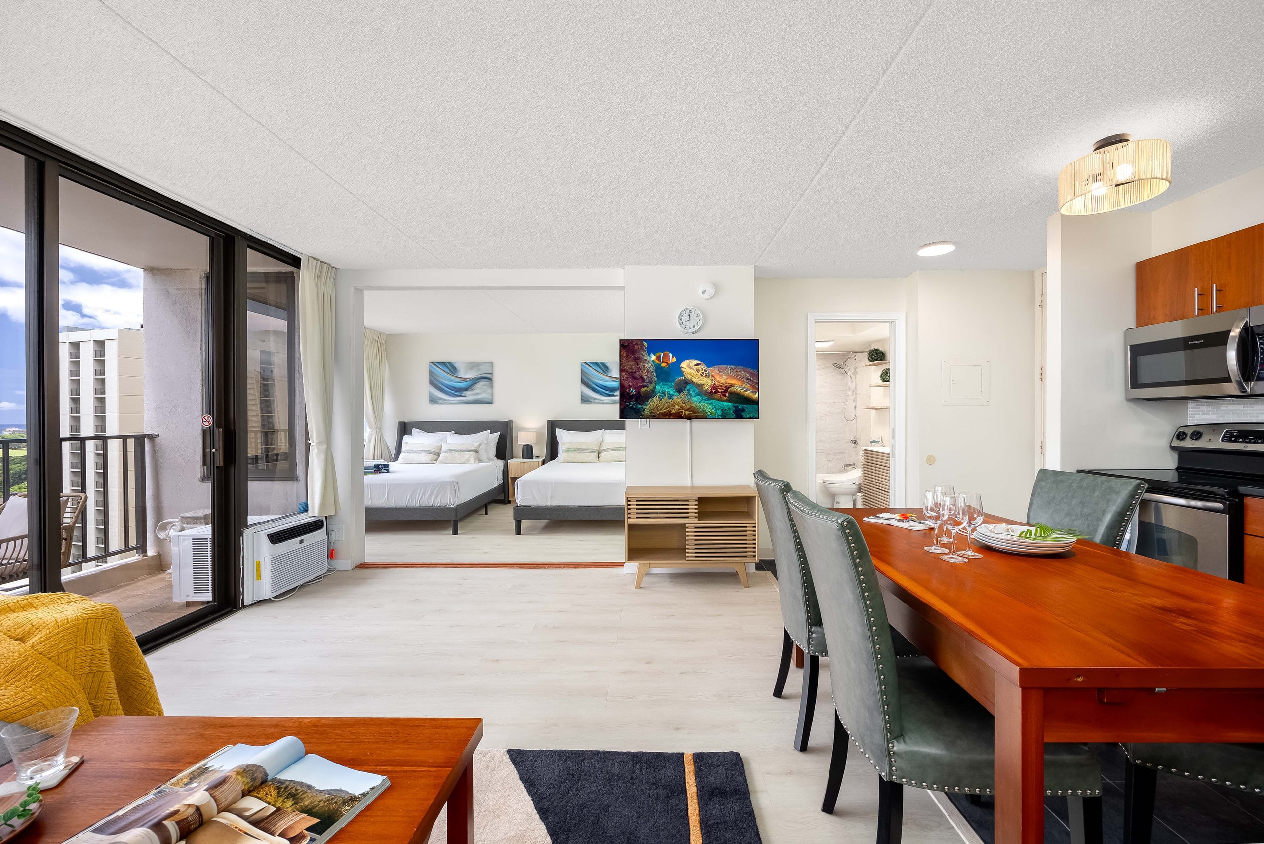 Waikiki condo w/ lanai & mountain views - Image 21