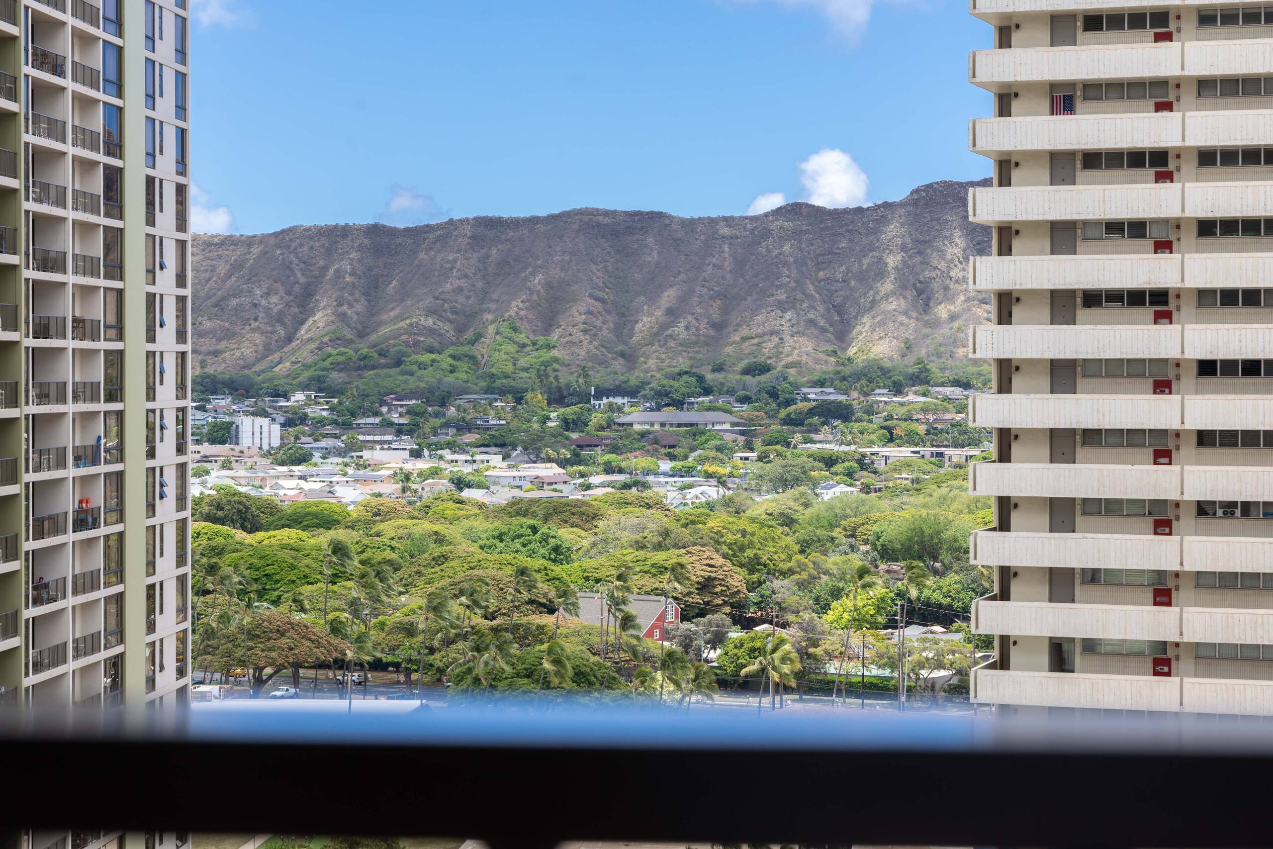 Waikiki condo w/ lanai & mountain views - Image 38
