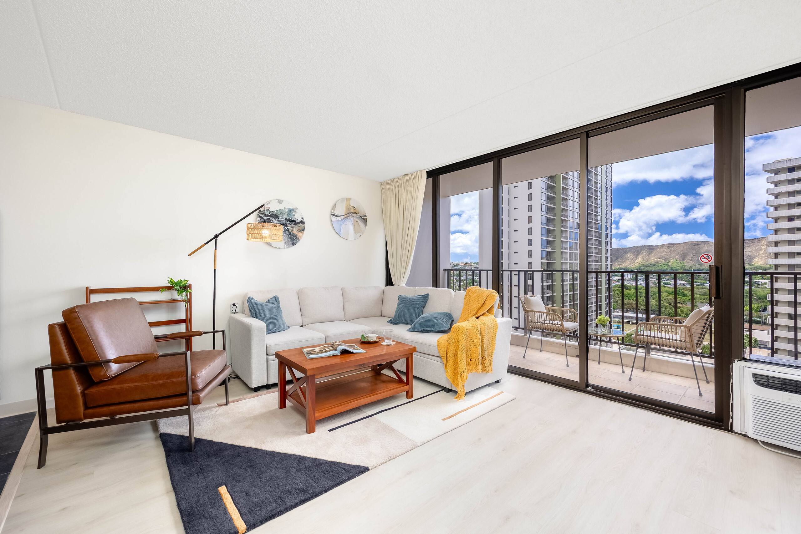 Waikiki condo w/ lanai & mountain views - Image 5