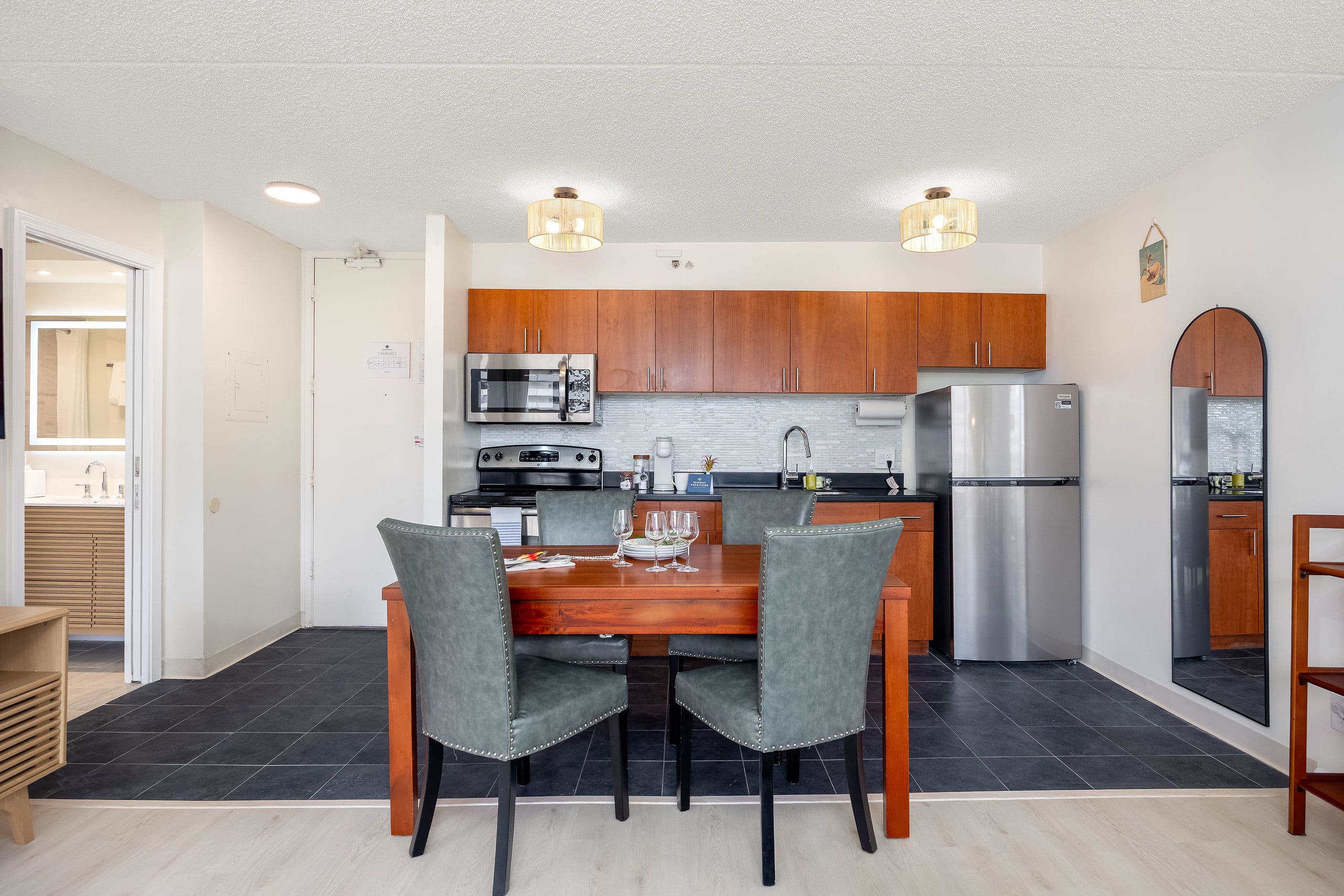 Waikiki condo w/ lanai & mountain views - Image 17