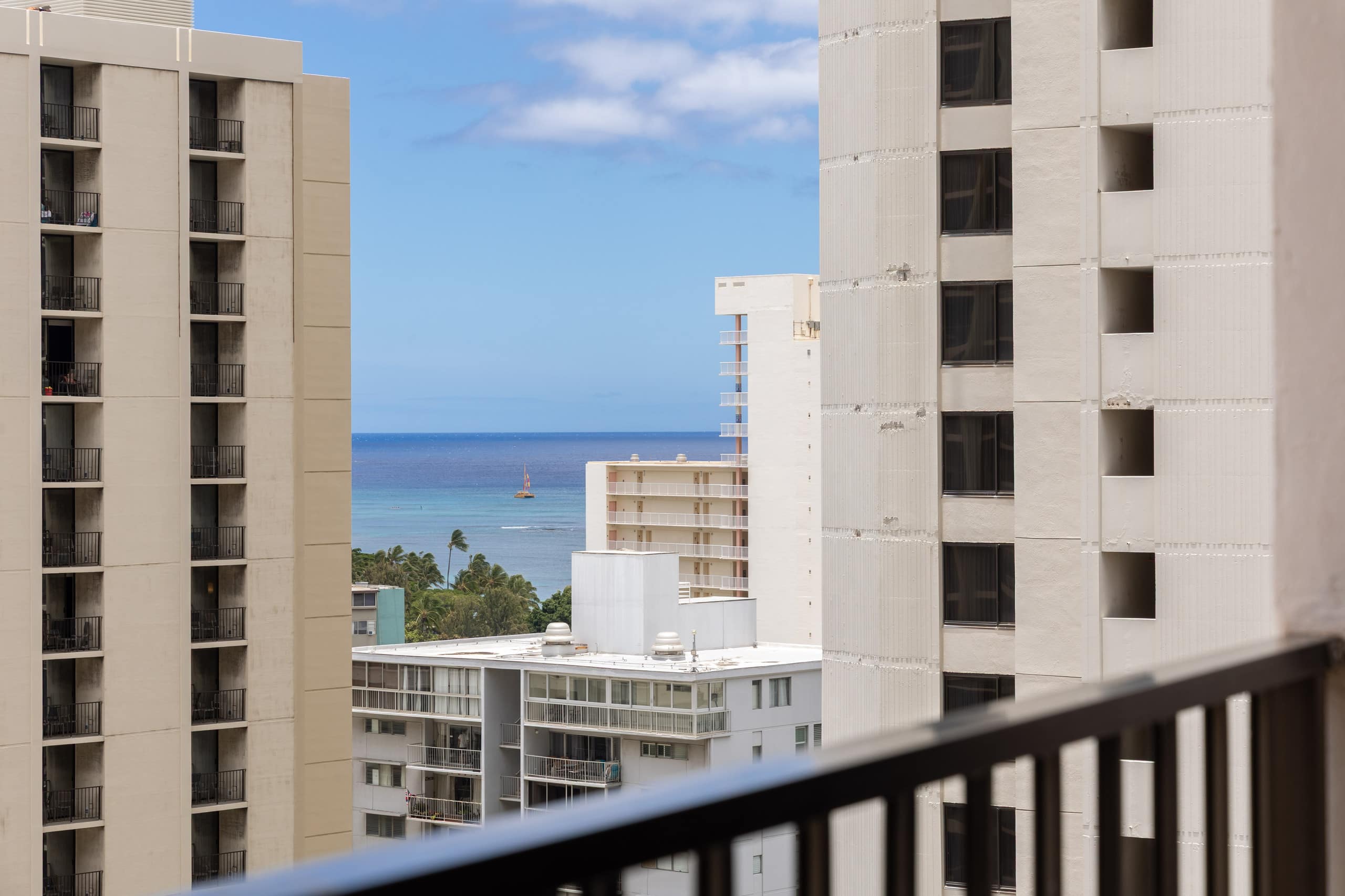 Waikiki condo w/ lanai & mountain views - Image 39