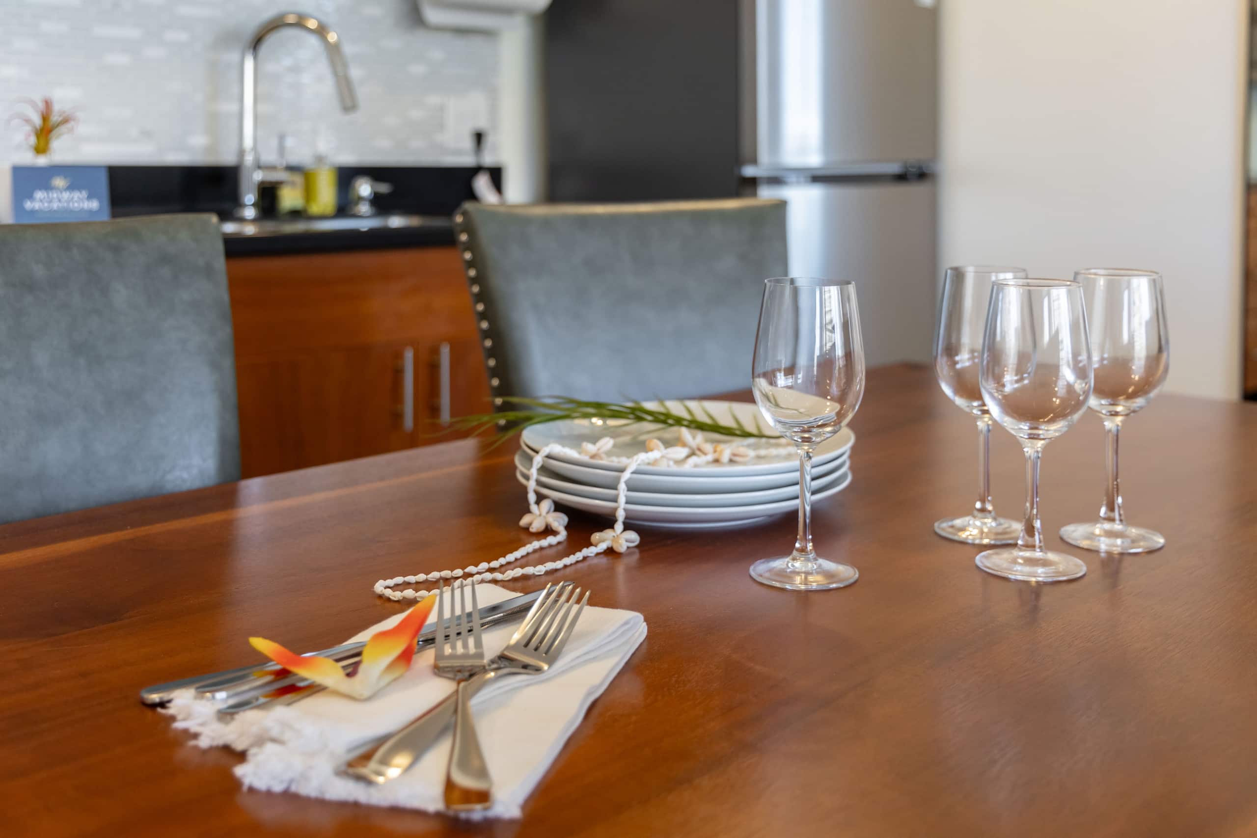 Waikiki condo w/ lanai & mountain views - Image 19