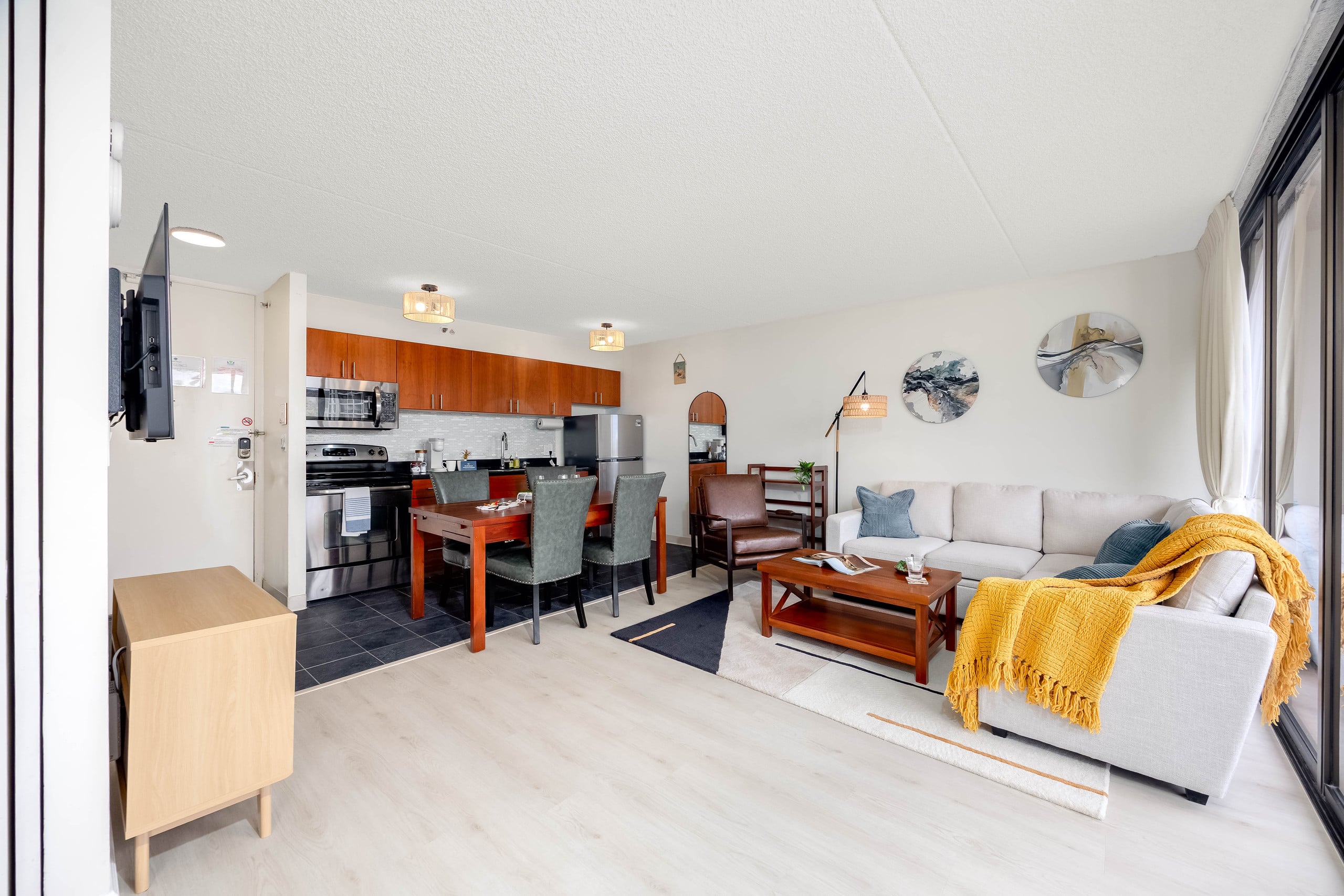 Waikiki condo w/ lanai & mountain views - Image 6