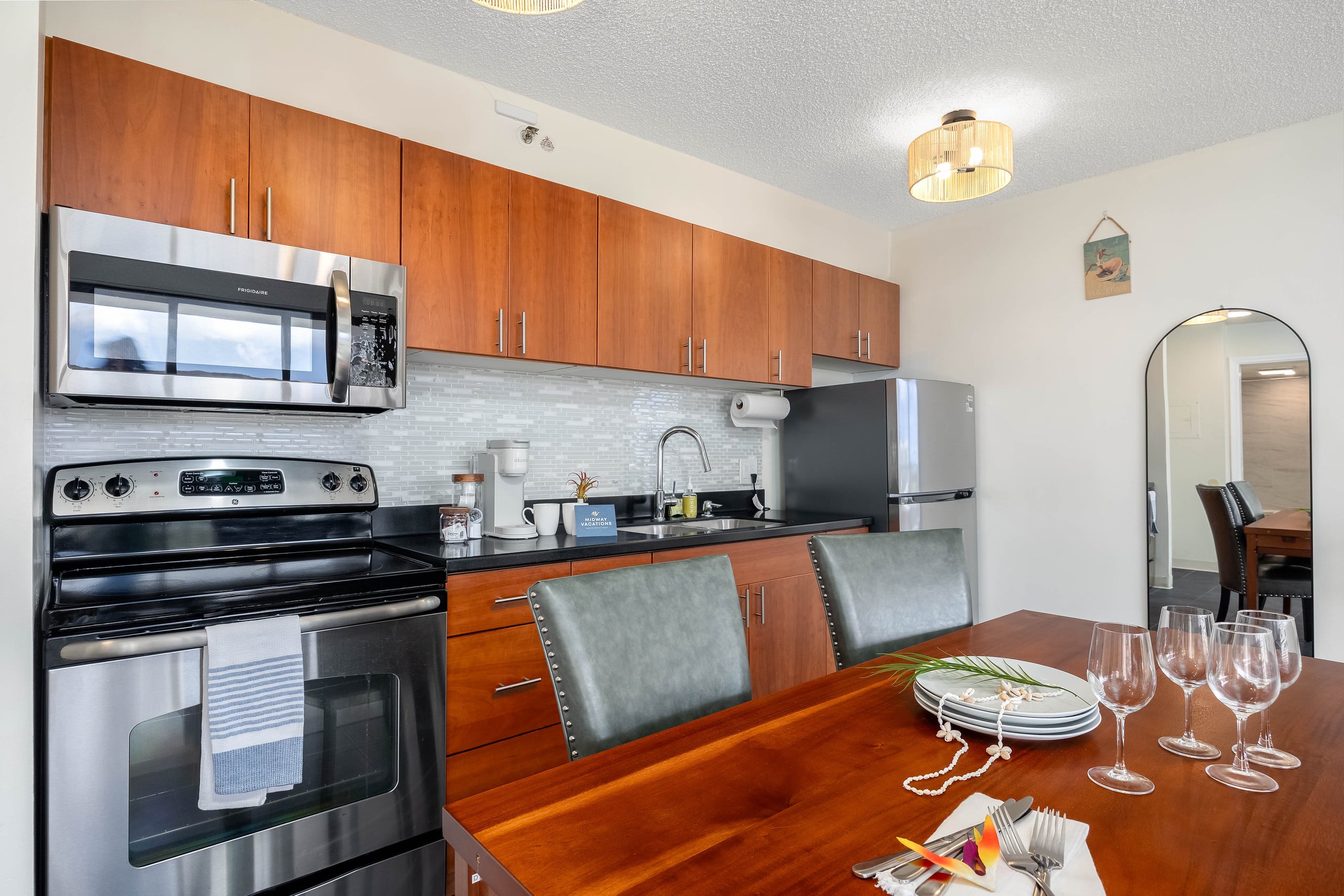 Waikiki condo w/ lanai & mountain views - Image 12