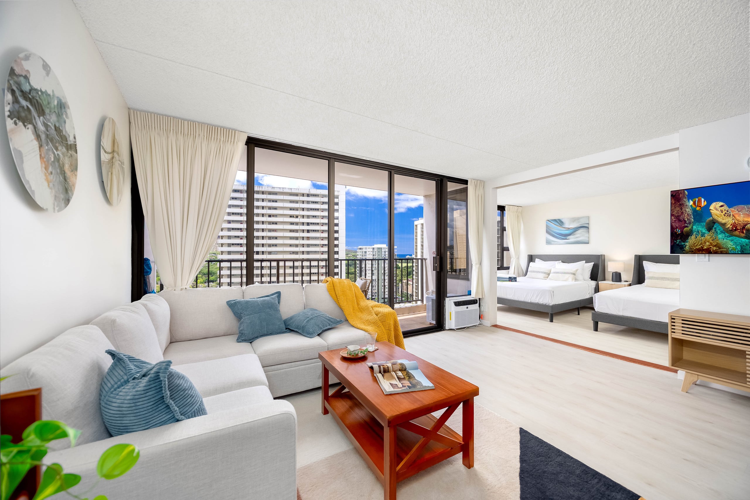 Waikiki condo w/ lanai & mountain views - Image 4