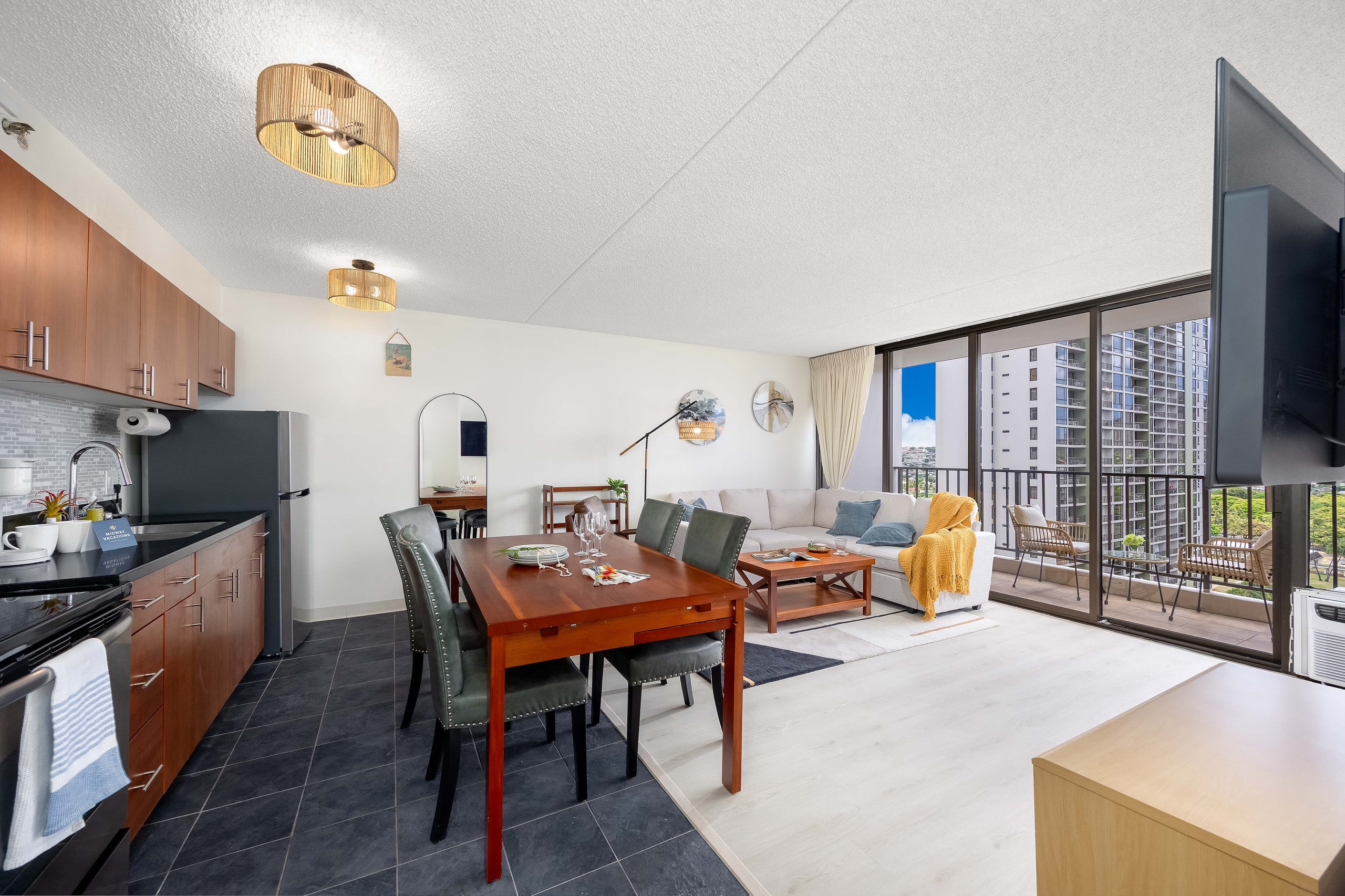 Waikiki condo w/ lanai & mountain views - Image 18